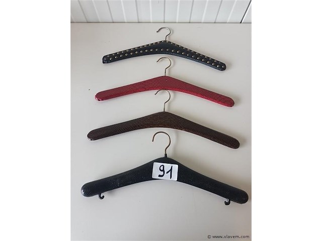 Vintage kleerhangers. 4 stuks - afbeelding 1 van  3