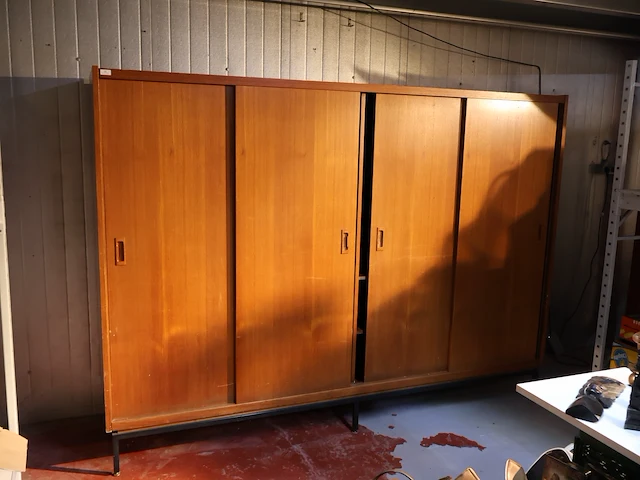 Vintage kleerkast - afbeelding 1 van  6