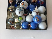 Vintage knikkers met avatar figuren - afbeelding 1 van  3