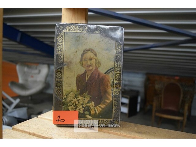 Vintage koekendoos prinses charlotte van belgië - afbeelding 1 van  2