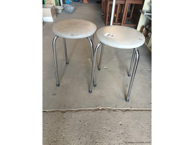 Vintage krukken. 2 stuks - afbeelding 2 van  2