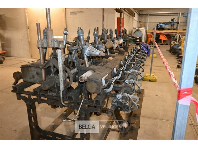 Vintage mechanisch weefgetouw - afbeelding 9 van  10