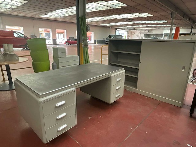 Vintage metalen bureau met laden en bijpassende opbergkast - afbeelding 1 van  5