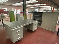 Vintage metalen bureau met laden en bijpassende opbergkast - afbeelding 1 van  5
