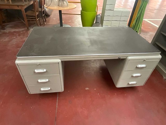 Vintage metalen bureau met laden en bijpassende opbergkast - afbeelding 2 van  5