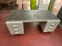 Vintage metalen bureau met laden en bijpassende opbergkast - afbeelding 2 van  5