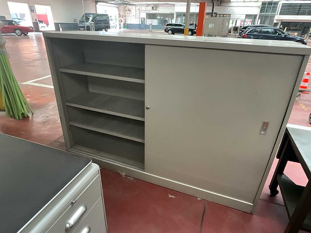 Vintage metalen bureau met laden en bijpassende opbergkast - afbeelding 3 van  5