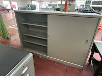 Vintage metalen bureau met laden en bijpassende opbergkast - afbeelding 3 van  5
