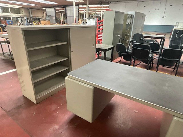 Vintage metalen bureau met laden en bijpassende opbergkast - afbeelding 5 van  5