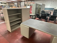 Vintage metalen bureau met laden en bijpassende opbergkast - afbeelding 5 van  5