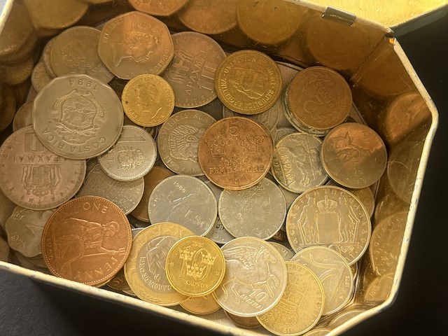 Vintage metalen doos met diverse munten - afbeelding 1 van  4