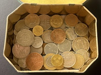 Vintage metalen doos met diverse munten - afbeelding 2 van  4