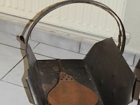 Vintage metalen haardhoutbak met een antieke houten haardblazer - afbeelding 1 van  3