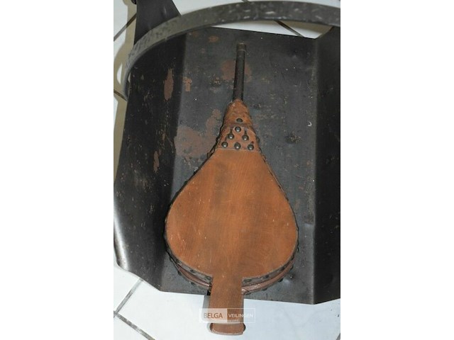 Vintage metalen haardhoutbak met een antieke houten haardblazer - afbeelding 2 van  3