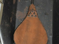 Vintage metalen haardhoutbak met een antieke houten haardblazer - afbeelding 2 van  3