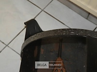Vintage metalen haardhoutbak met een antieke houten haardblazer - afbeelding 3 van  3