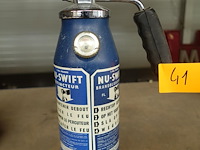 Vintage nu-swift poederblusser - afbeelding 1 van  4