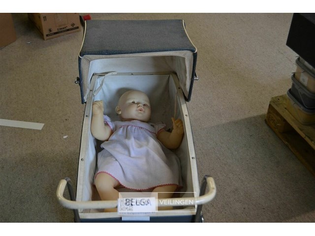 Vintage poppenwagen met pop - afbeelding 1 van  4