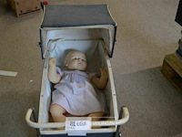 Vintage poppenwagen met pop - afbeelding 1 van  4