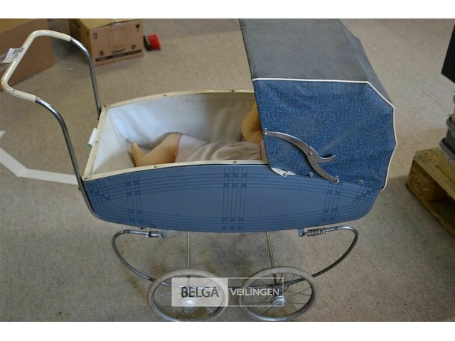 Vintage poppenwagen met pop - afbeelding 2 van  4