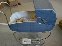 Vintage poppenwagen met pop - afbeelding 2 van  4