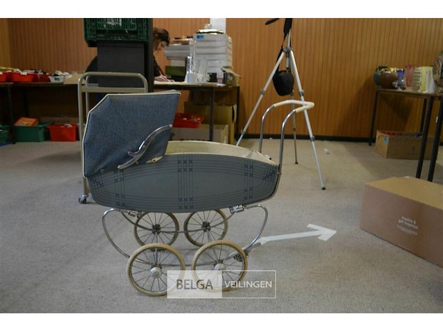 Vintage poppenwagen met pop - afbeelding 3 van  4