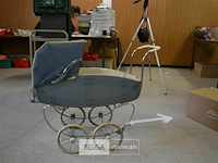 Vintage poppenwagen met pop - afbeelding 3 van  4
