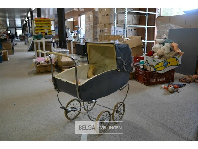 Vintage poppenwagen met pop - afbeelding 4 van  4