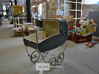 Vintage poppenwagen met pop - afbeelding 4 van  4