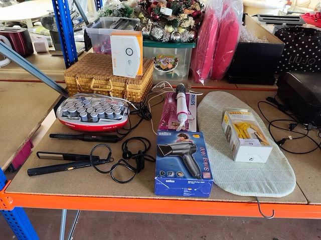 Vintage reiskledingstomer dress boy in originele doos met reisstrijkplank, haardroger braun swing 1400, warme luchtborstel philips essential care airstyler, stijltang carmen, warme luchtborstel babyliss pro, - afbeelding 1 van  9