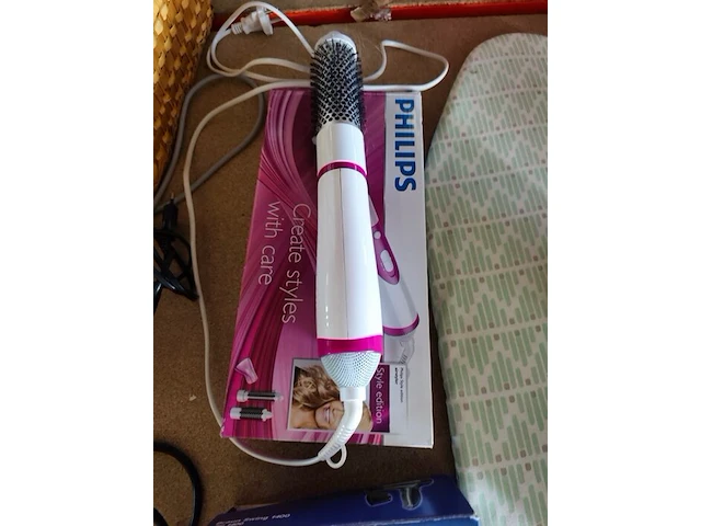 Vintage reiskledingstomer dress boy in originele doos met reisstrijkplank, haardroger braun swing 1400, warme luchtborstel philips essential care airstyler, stijltang carmen, warme luchtborstel babyliss pro, - afbeelding 4 van  9