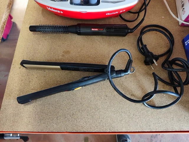 Vintage reiskledingstomer dress boy in originele doos met reisstrijkplank, haardroger braun swing 1400, warme luchtborstel philips essential care airstyler, stijltang carmen, warme luchtborstel babyliss pro, - afbeelding 5 van  9