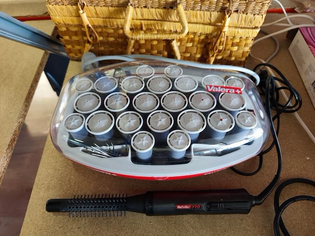 Vintage reiskledingstomer dress boy in originele doos met reisstrijkplank, haardroger braun swing 1400, warme luchtborstel philips essential care airstyler, stijltang carmen, warme luchtborstel babyliss pro, - afbeelding 6 van  9