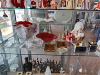 Vintage rookset "the turnwald collection", 3 mondgeblazen glazen decoratieperen fidrio, 2 kleine miniatuurschilderijen, 2 ronde onderleggers, rode fruitschaal sarria alessi, glazen schaal en bonbonniere, glazen vaas met rode binnenkant, 2 fotolijsten