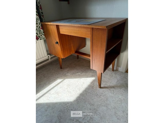 Vintage slaapkamer met buro - afbeelding 3 van  5