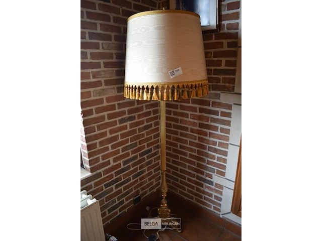 Vintage staande lamp met gedraaide schacht en stoffen kap - afbeelding 1 van  3