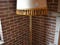 Vintage staande lamp met gedraaide schacht en stoffen kap - afbeelding 1 van  3