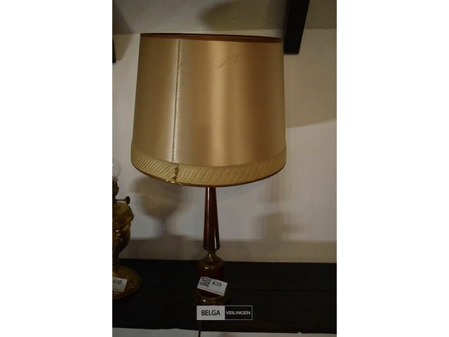 Vintage tafellamp met houten voet en goudkleurige kap - afbeelding 1 van  2
