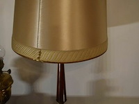 Vintage tafellamp met houten voet en goudkleurige kap - afbeelding 1 van  2