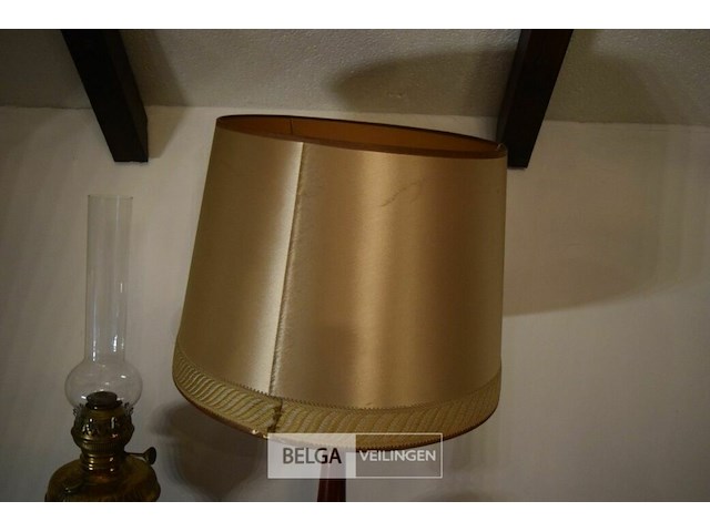 Vintage tafellamp met houten voet en goudkleurige kap - afbeelding 2 van  2