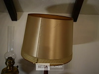 Vintage tafellamp met houten voet en goudkleurige kap - afbeelding 2 van  2