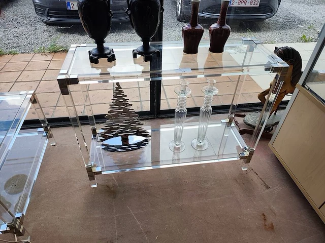 Vintage tweelaagse rechthoekige wandtafel van helder plexiglas en glas met metalen hoekdetails (1 glazen blad is gebarsten) 100x35x75 cm, 2 glazen kaarsenhouders ca. 50 cm hoog, metalen kerstboom alessi ca. 40 cm hoog - afbeelding 1 van  8