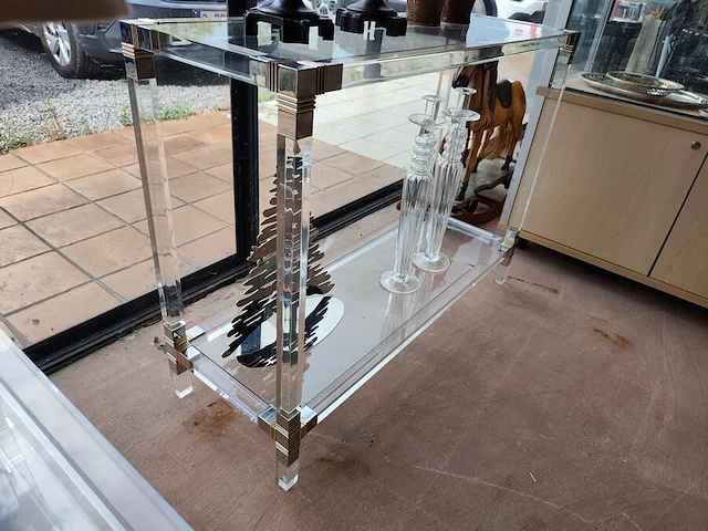 Vintage tweelaagse rechthoekige wandtafel van helder plexiglas en glas met metalen hoekdetails (1 glazen blad is gebarsten) 100x35x75 cm, 2 glazen kaarsenhouders ca. 50 cm hoog, metalen kerstboom alessi ca. 40 cm hoog - afbeelding 2 van  8