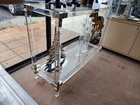 Vintage tweelaagse rechthoekige wandtafel van helder plexiglas en glas met metalen hoekdetails (1 glazen blad is gebarsten) 100x35x75 cm, 2 glazen kaarsenhouders ca. 50 cm hoog, metalen kerstboom alessi ca. 40 cm hoog - afbeelding 2 van  8