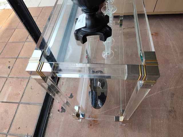 Vintage tweelaagse rechthoekige wandtafel van helder plexiglas en glas met metalen hoekdetails (1 glazen blad is gebarsten) 100x35x75 cm, 2 glazen kaarsenhouders ca. 50 cm hoog, metalen kerstboom alessi ca. 40 cm hoog - afbeelding 3 van  8