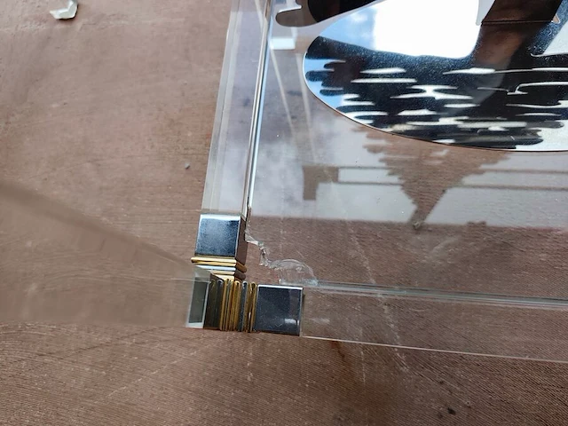 Vintage tweelaagse rechthoekige wandtafel van helder plexiglas en glas met metalen hoekdetails (1 glazen blad is gebarsten) 100x35x75 cm, 2 glazen kaarsenhouders ca. 50 cm hoog, metalen kerstboom alessi ca. 40 cm hoog - afbeelding 4 van  8