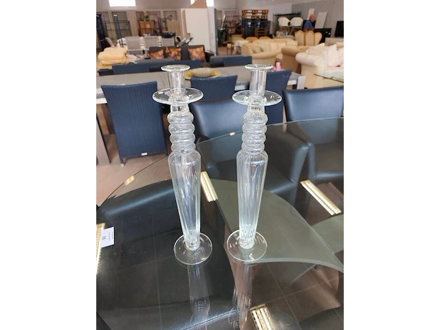 Vintage tweelaagse rechthoekige wandtafel van helder plexiglas en glas met metalen hoekdetails (1 glazen blad is gebarsten) 100x35x75 cm, 2 glazen kaarsenhouders ca. 50 cm hoog, metalen kerstboom alessi ca. 40 cm hoog - afbeelding 6 van  8