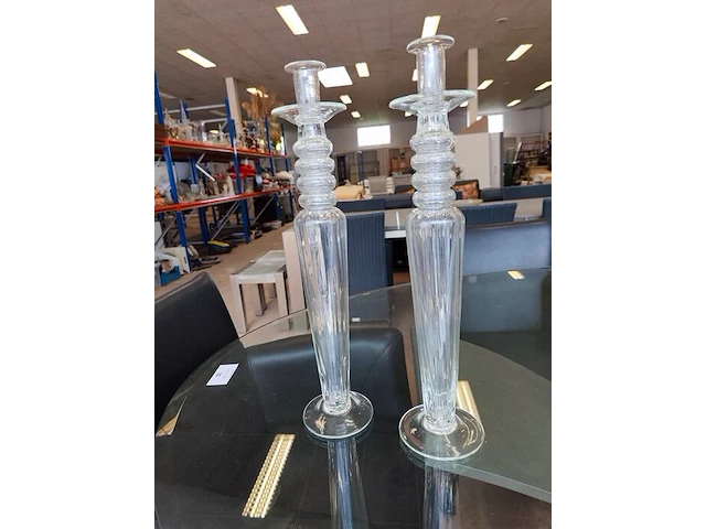 Vintage tweelaagse rechthoekige wandtafel van helder plexiglas en glas met metalen hoekdetails (1 glazen blad is gebarsten) 100x35x75 cm, 2 glazen kaarsenhouders ca. 50 cm hoog, metalen kerstboom alessi ca. 40 cm hoog - afbeelding 7 van  8