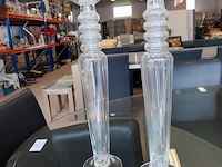 Vintage tweelaagse rechthoekige wandtafel van helder plexiglas en glas met metalen hoekdetails (1 glazen blad is gebarsten) 100x35x75 cm, 2 glazen kaarsenhouders ca. 50 cm hoog, metalen kerstboom alessi ca. 40 cm hoog - afbeelding 7 van  8