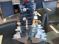 Vintage tweelaagse rechthoekige wandtafel van helder plexiglas en glas met metalen hoekdetails (1 glazen blad is gebarsten) 100x35x75 cm, 2 glazen kaarsenhouders ca. 50 cm hoog, metalen kerstboom alessi ca. 40 cm hoog - afbeelding 8 van  8